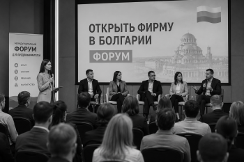 "Обсуждение на форуме открыть фирму в Болгарии: экран ноутбука с тематической веткой и карта Болгарии"