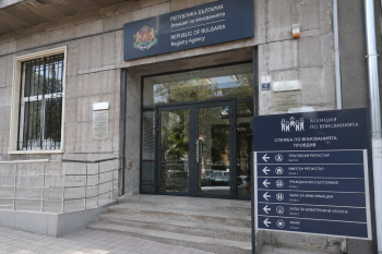 Специалист помогает клиенту подписать учредительные документы для регистрации фирмы в Пловдиве